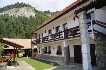 Фотографии Гостевой дом Guest House Piatra Craiului г. Бран (Румыния) №1 Фото Гостевой дом Guest House Piatra Craiului г. Бран 1