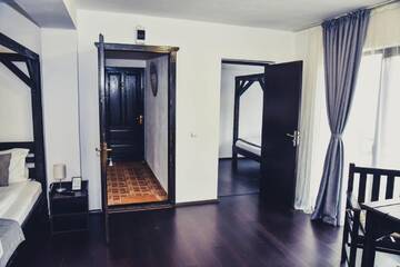 Фото номера Апартаменты с 2 спальнями Гостевой дом Innes Apartments г. Бран 2