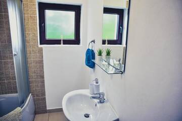 Фото номера Апартаменты с 2 спальнями Гостевой дом Innes Apartments г. Бран 16