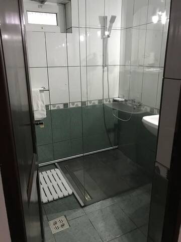 Фото номера Трехместный номер с балконом Гостевой дом Pensiunea Cerbul Carpatin г. Бран 4