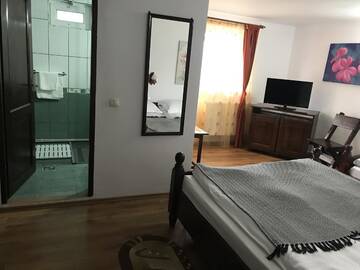 Фото номера Трехместный номер с балконом Гостевой дом Pensiunea Cerbul Carpatin г. Бран 3
