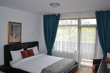 Фото номера Трехместный номер с балконом Гостевой дом Inspire View г. Бран 3