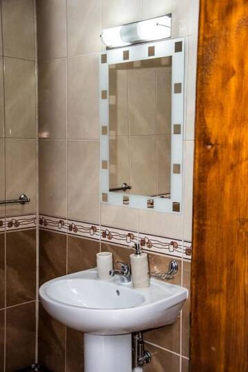 Фото номера Номер с кроватью размера «queen-size» Гостевой дом Green Forest Bran House г. Бран 13