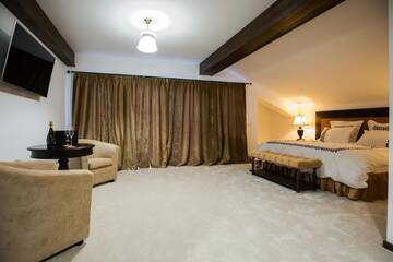 Фото номера Номер с кроватью размера «king-size» и видом на горы Гостевой дом Bran Monte Crai Chalet г. Бран 2
